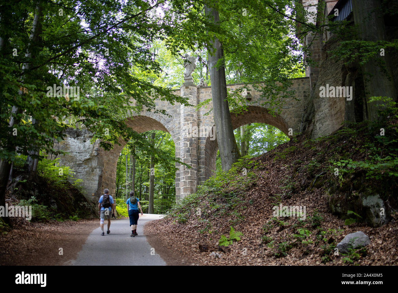 Château Hruba Skala, couple de touristes sur la piste Banque D'Images