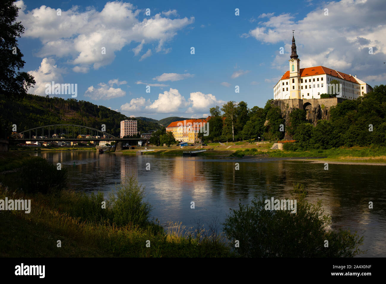 Château de Děčín, paysage, ville touristique à la femme élégante au château à Decin Banque D'Images