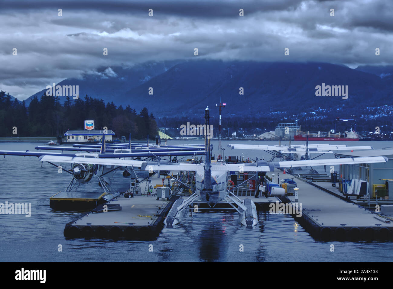 Vancouver, Canada - le 19 septembre 2019 : vue sur le port de Vancouver Flight Centre. Les hydravions sur l'eau avec un fond de nuages sombres Banque D'Images