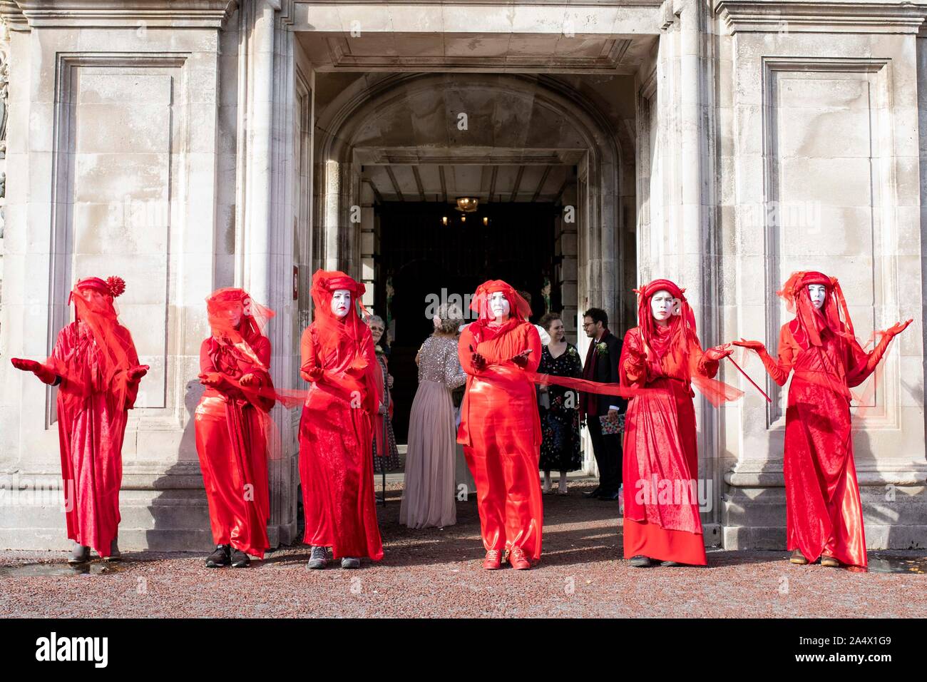 Le rouge de rebelles rébellion Extinction mouvement mondial pour l'environnement à l'extérieur de l'Hôtel de ville de Cardiff, octobre 2019. Banque D'Images