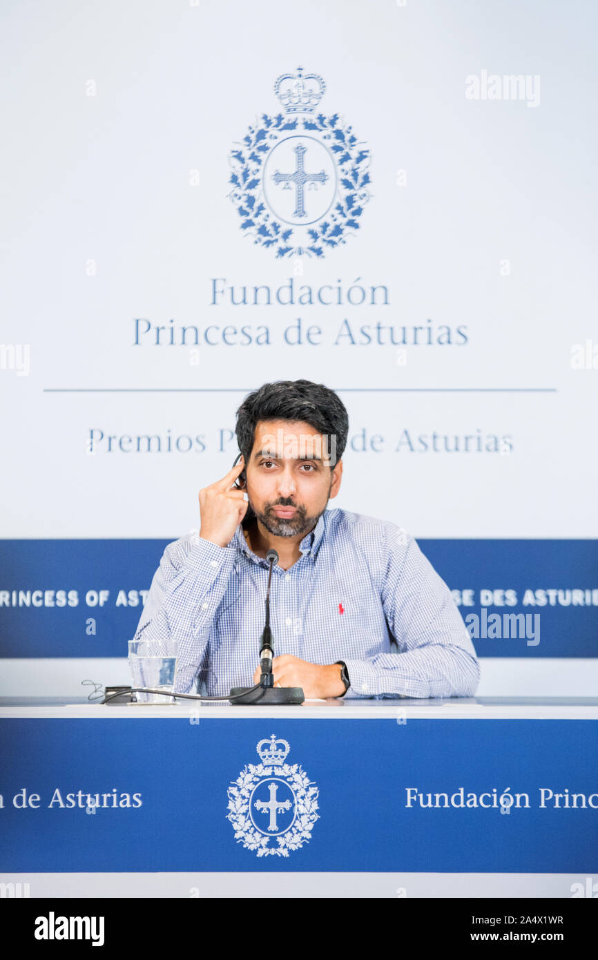 Oviedo, Espagne. 16 Oct, 2019. Éducateur américain et mathématicien qui a fondé l'Académie Khan, Salman Khan, lauréat du Prix de la Princesse des Asturies pour la coopération internationale, les pourparlers durant sa conférence de presse à l'hôtel Reconquista le 16 octobre 2019 à Oviedo, Espagne. Crédit : David Gato/Alamy Live News Banque D'Images