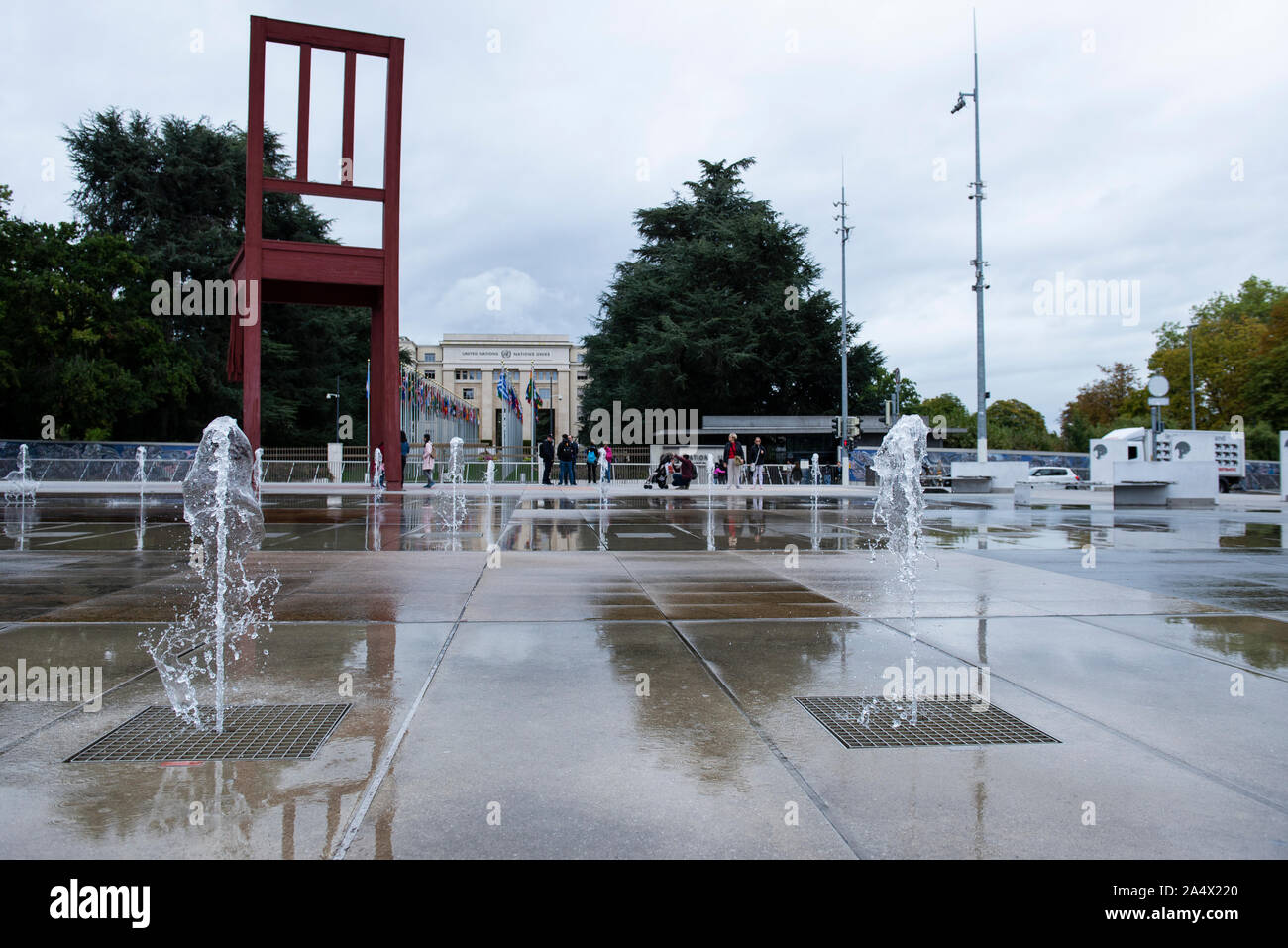 Chaise brisée et fontaines à l'Organisation des Nations Unies, Genève Banque D'Images