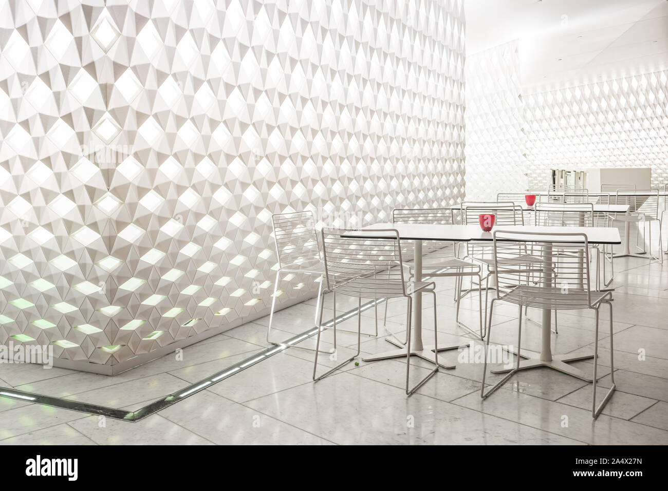 Des tables et des chaises dans le hall de l'Opéra d'Oslo à Oslo Norvège Banque D'Images