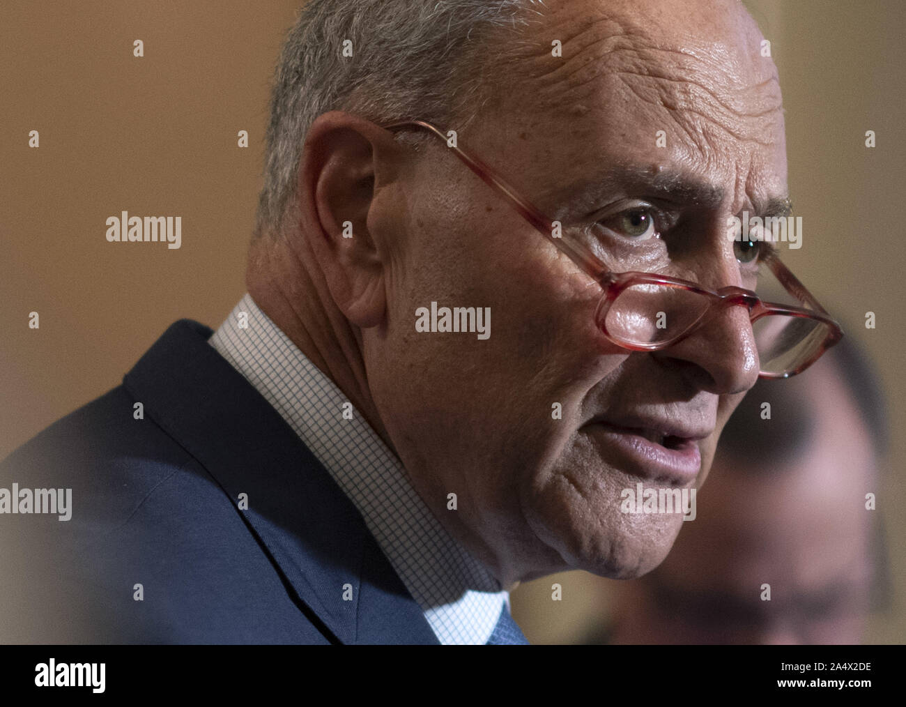Washington, United States. 16 Oct, 2019. Le leader de l'opposition au Sénat Charles Schumer, D-NY, parle aux médias après le Sénat de déjeuners sur la colline du Capitole à Washington, DC le mercredi, Octobre 16, 2019. Photo par Kevin Dietsch/UPI UPI : Crédit/Alamy Live News Banque D'Images