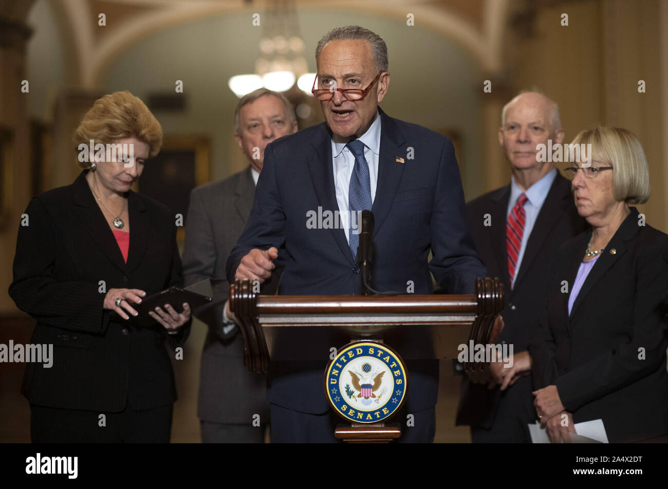 Washington, United States. 16 Oct, 2019. Le leader de l'opposition au Sénat Charles Schumer, D-NY, parle aux médias après le Sénat de déjeuners sur la colline du Capitole à Washington, DC le mercredi, Octobre 16, 2019. Photo par Kevin Dietsch/UPI UPI : Crédit/Alamy Live News Banque D'Images