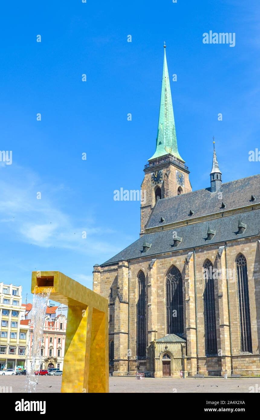 La place principale de Plzen, République tchèque avec la cathédrale gothique Saint-Barthélemy et golden fountain. Les bâtiments historiques dans la vieille ville. La ville de Bohême, République tchèque célèbre pour sa brasserie. Banque D'Images