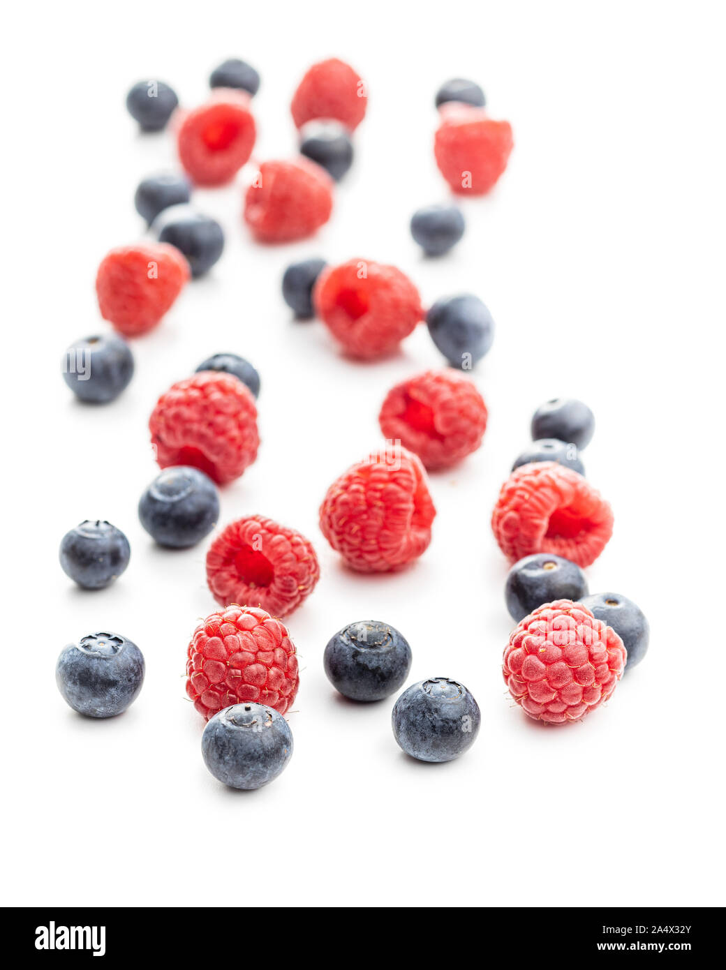 Les bleuets et les framboises. Mélange savoureux de fruits isolé sur fond blanc. Banque D'Images
