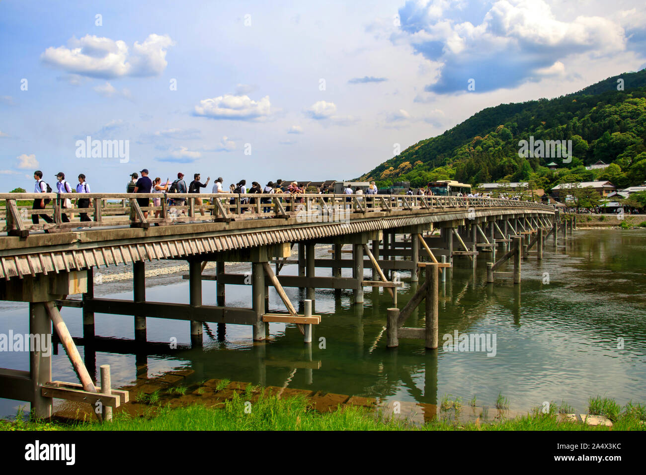 Les personnes qui traversent le pont Togetsu-kyo en bois sur la rivière oi-gawa, quartier Arashiyama, Kyoto, Japon Banque D'Images