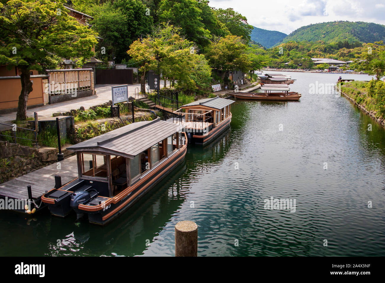 Bateaux amarrés dans un port de plaisance sur la rivière oi-gawa, quartier Arashiyama, Kyoto, Japon Banque D'Images
