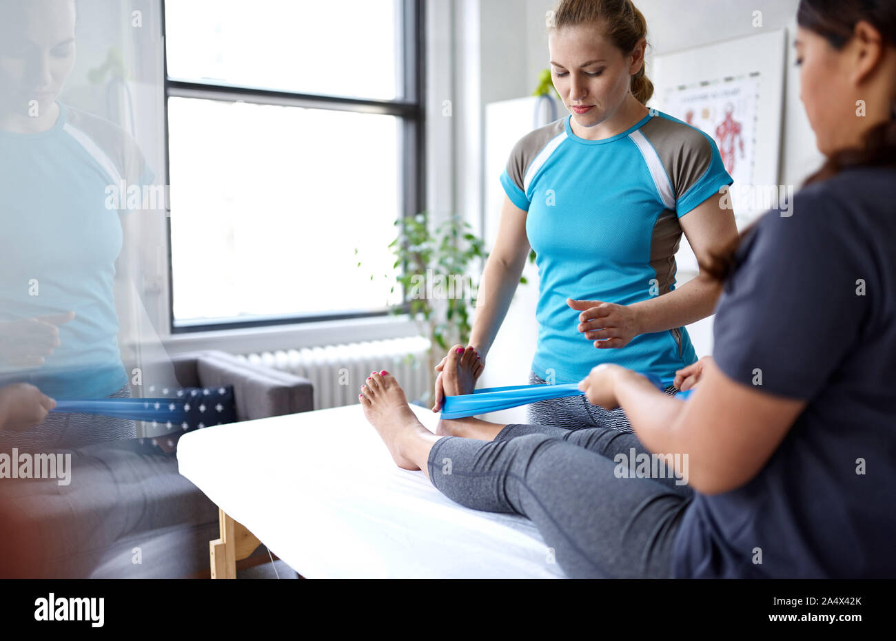 Caucasian woman physiothérapeute strectching la jambe et du genou de Banque D'Images