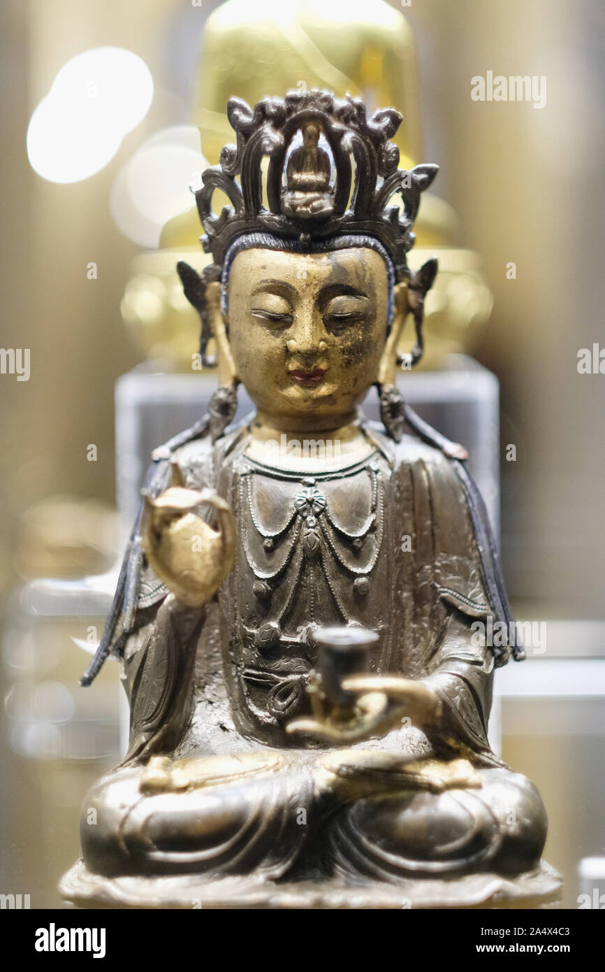 Du Prince de la déité bouddhiste oriental assis dans une pose de méditation Banque D'Images