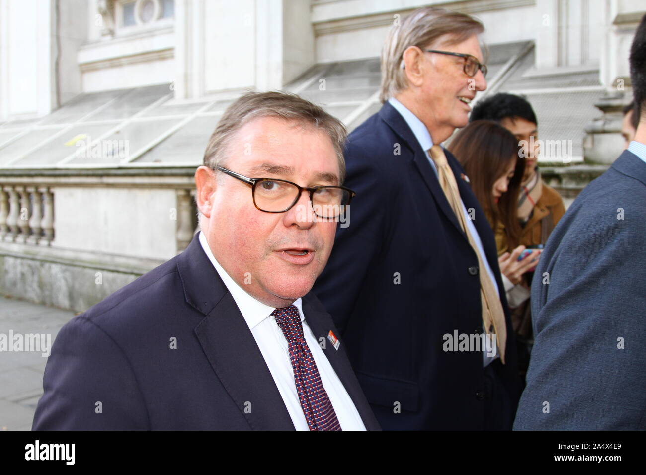 MARK FRANCOIS MP ET BILL CASH MP LES DEUX MEMBRES DU GROUPE DE RECHERCHE EUROPÉEN ENTRENT DANS DOWNING STREET POUR VOIR LE PREMIER MINISTRE BORIS JOHNSON DANS LA SOIRÉE DU 16 OCTOBRE 2019. PARTI CONSERVATEUR MPS. Des politiciens célèbres. Banque D'Images