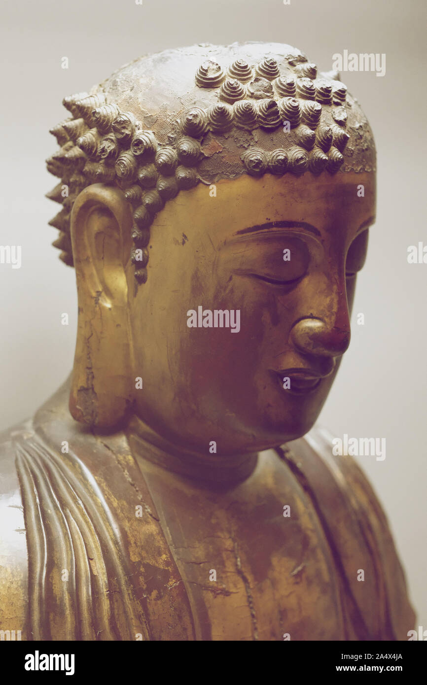 Bouddha sculpture antique orientale traditionnelle image de metal avec des éléments perdus Banque D'Images