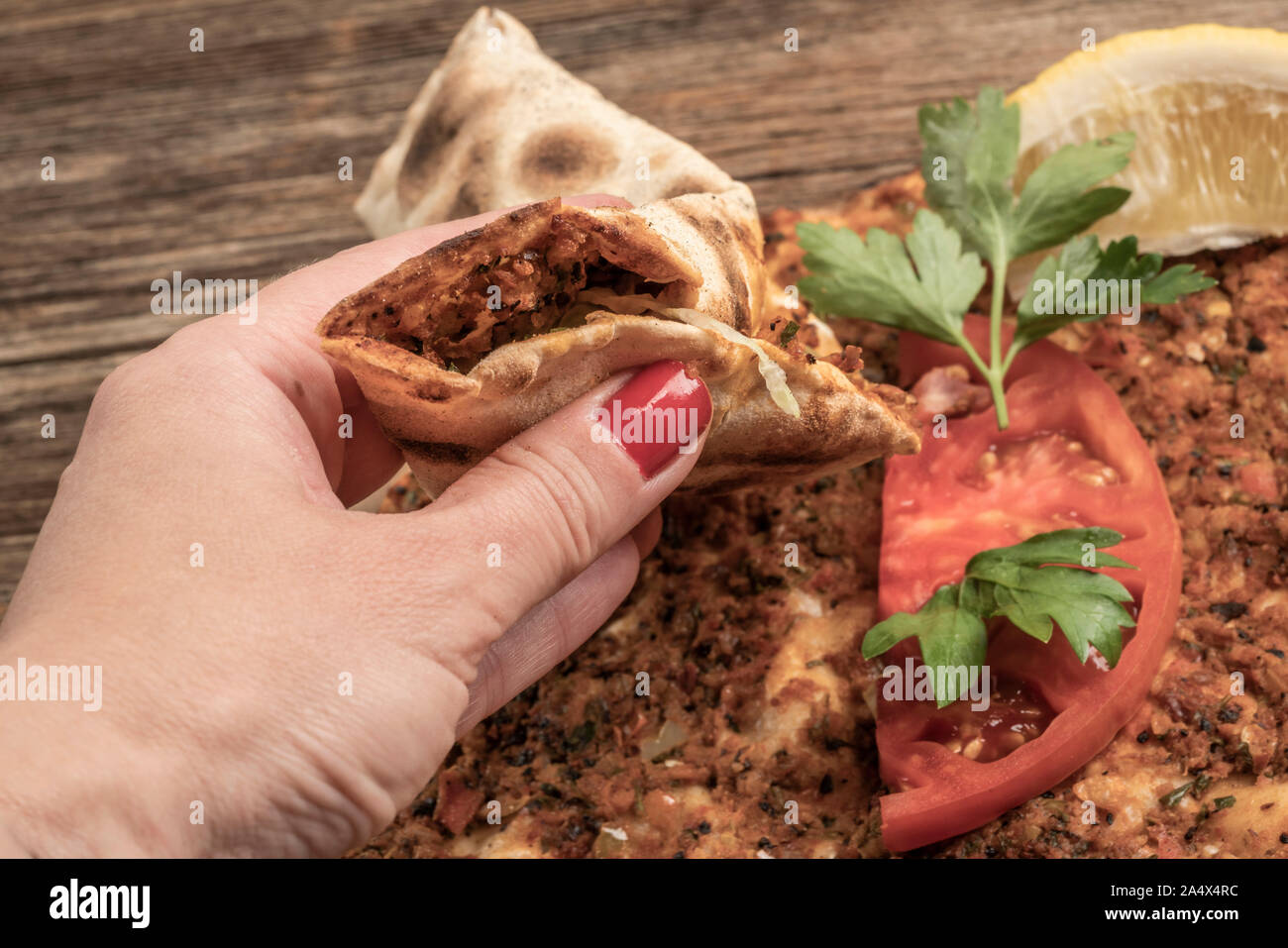 Image main de femme libre rétractable Lahmacun Pizza turque, afin de manger Banque D'Images