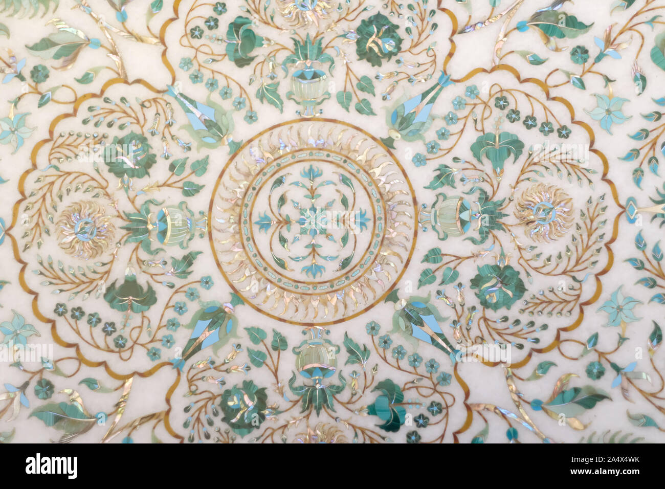 Fragment de panneaux en marbre sculpté avec motifs floraux en émail, or et nacre. Banque D'Images
