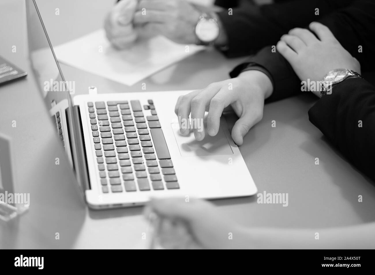 Les négociations d'affaires dans le bureau. La main de l'homme d'affaires sur le joystick de l'ordinateur portable Banque D'Images