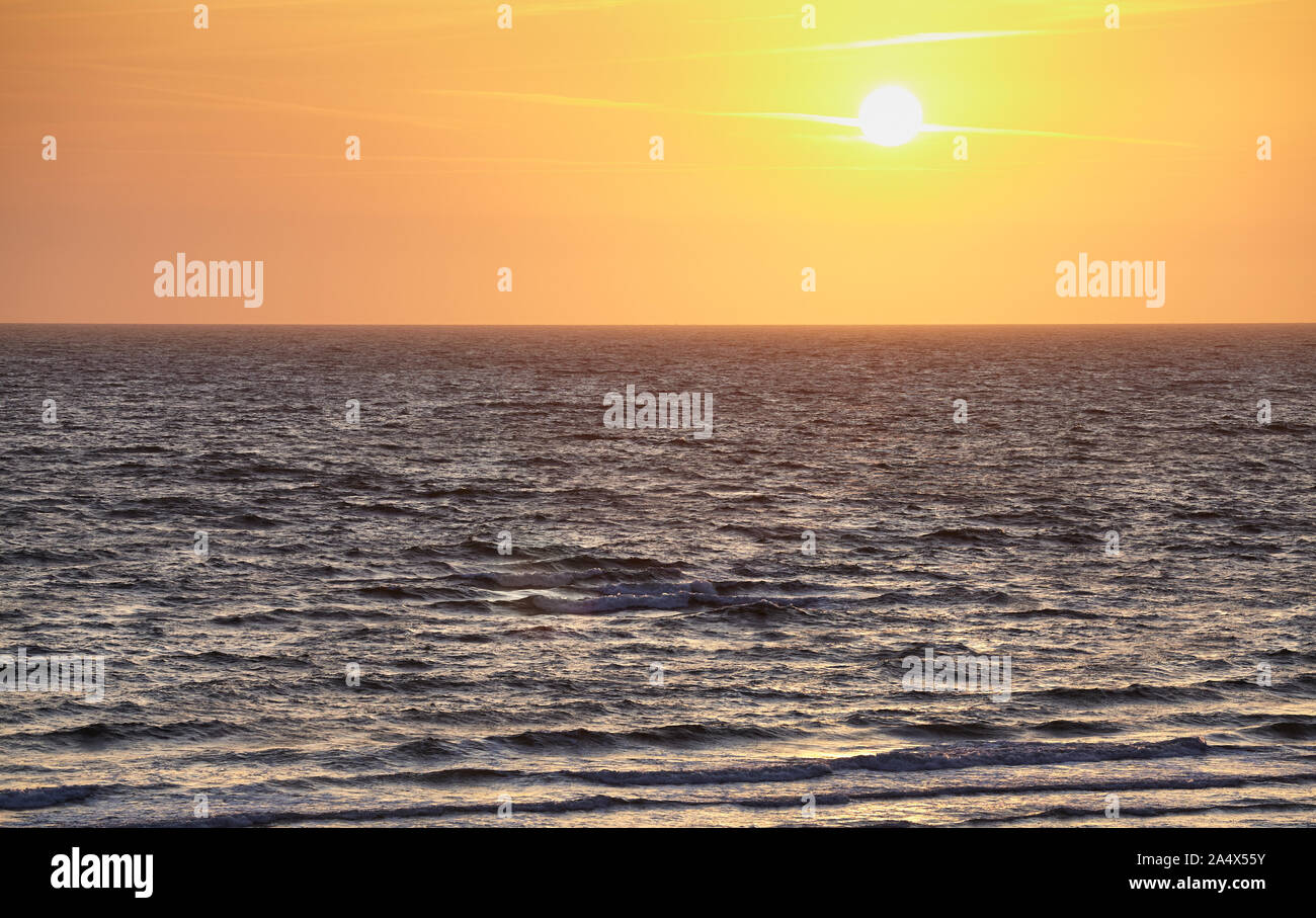 Scenic le lever du soleil sur la mer. Banque D'Images