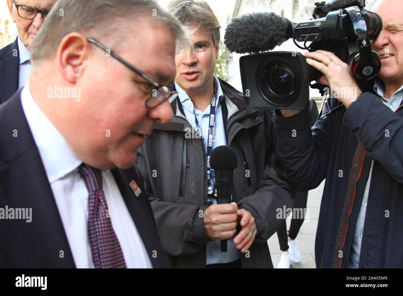 MARK FRACOIS ERG [ MP ] entre Downing Street AVEC D'AUTRES MEMBRES DU GROUPE DE RECHERCHE SUR LE 16E OCTOBRE 2019. Journaliste de la BBC Nick WATT HOLDING MICROPHONE. MARK GINO FRACOIS MEMBRE DU PARLEMENT POUR LA CIRCONSCRIPTION DE RAYLEIGH ET DE WICKFORD. BILL CASH MP HAUT À GAUCHE DE LA PHOTO. Banque D'Images
