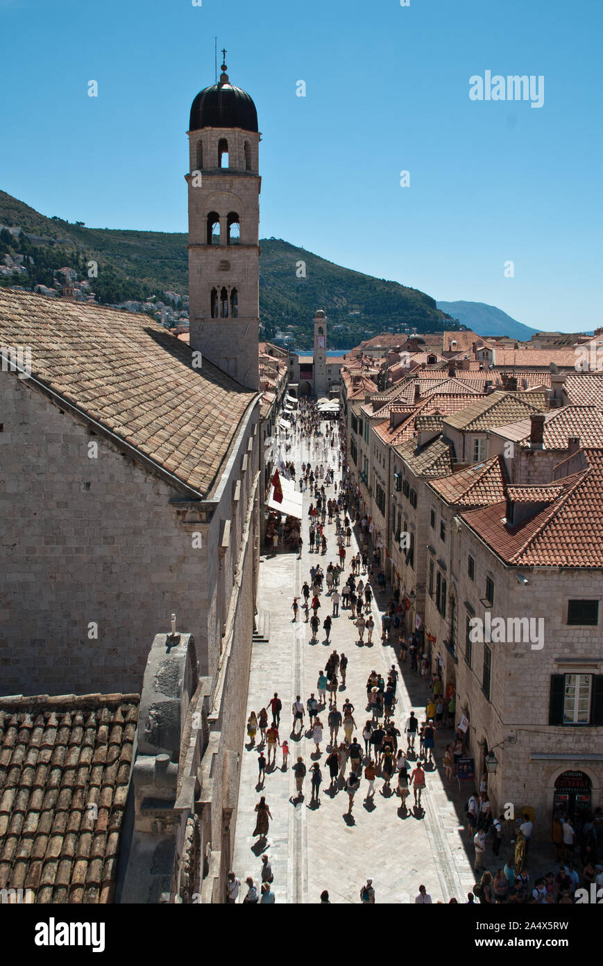 Areal vue de la rue principale Stradun dans la vieille ville de Dubrovnik, Croatie. La rue piétonne pavée de calcaire s'exécute environ 300 mètres par la lo Banque D'Images