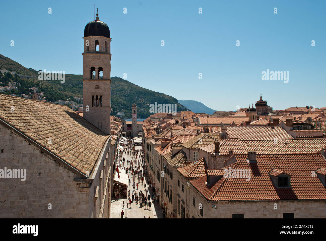 Areal vue de la rue principale Stradun dans la vieille ville de Dubrovnik, Croatie. La rue piétonne pavée de calcaire s'exécute environ 300 mètres par la lo Banque D'Images