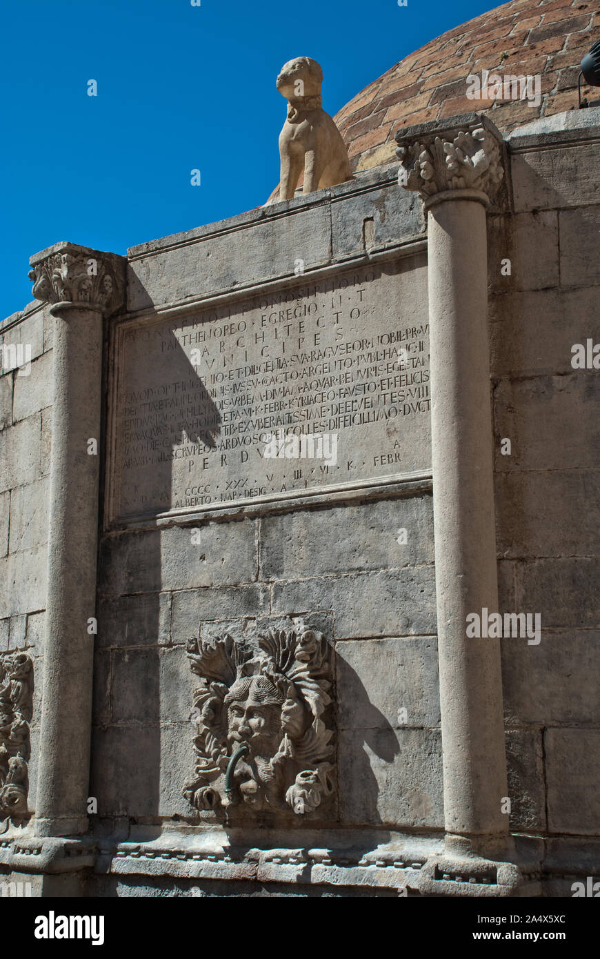 Dubrovnik Croatie : Détail de la grande fontaine d'Onofrio : à proximité de la Porte Pile se dresse la grande fontaine d'Onofrio au milieu d'une petite place. Banque D'Images