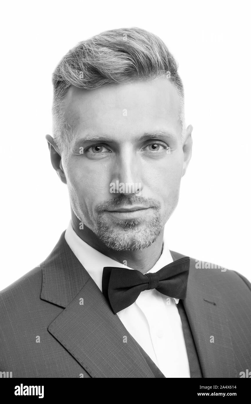 Bon Bow tie. Gentleman style moderne. Guy grand gentleman barbu porter tuxedo. Salon de coiffure boutique concept. Élégant gentleman. confiance rayonnante Accessoire de mode. Handsome guy close up. Banque D'Images