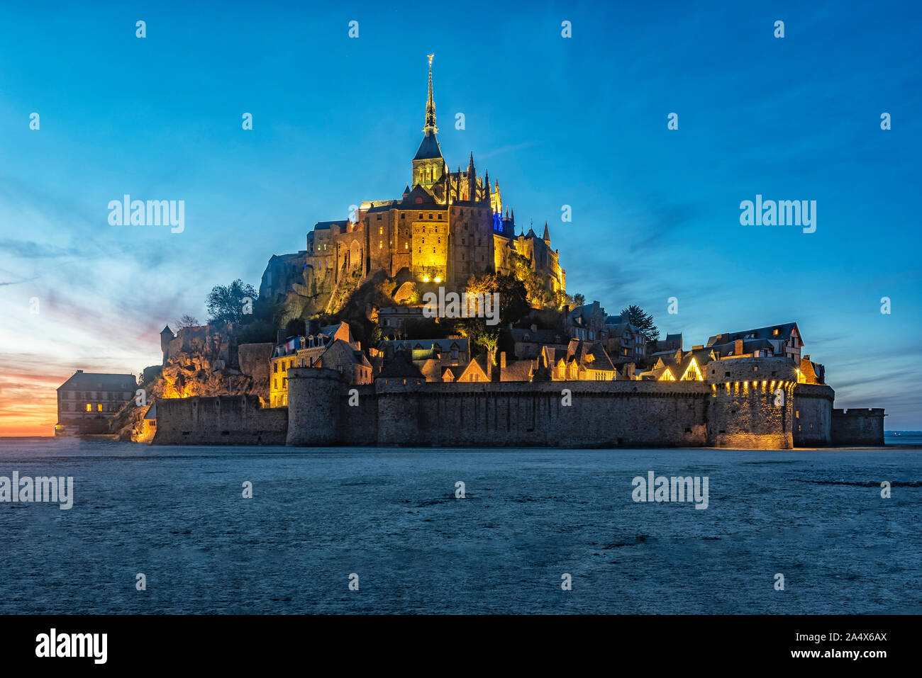 Coucher du soleil sur le Mont Saint Michel avec un bel éclairage d'un  lampadaire Photo Stock - Alamy