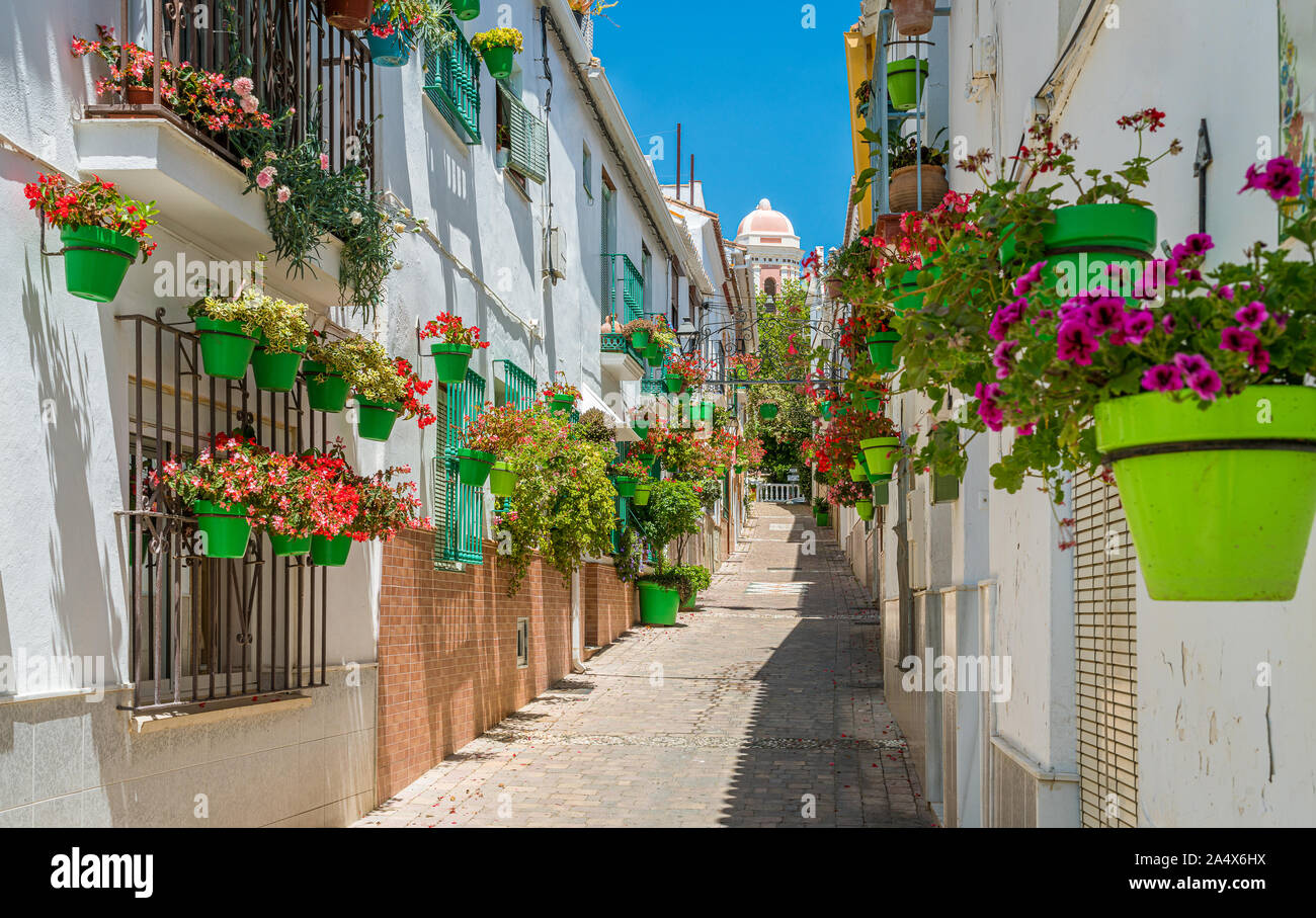 La belle Estepona, little et fleuri de la province de Malaga, Espagne. Banque D'Images