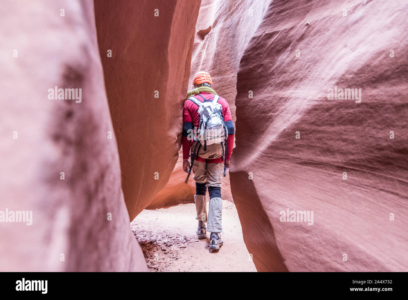 Canyoneer promenades dans une partie étroite d'un slot canyon Banque D'Images