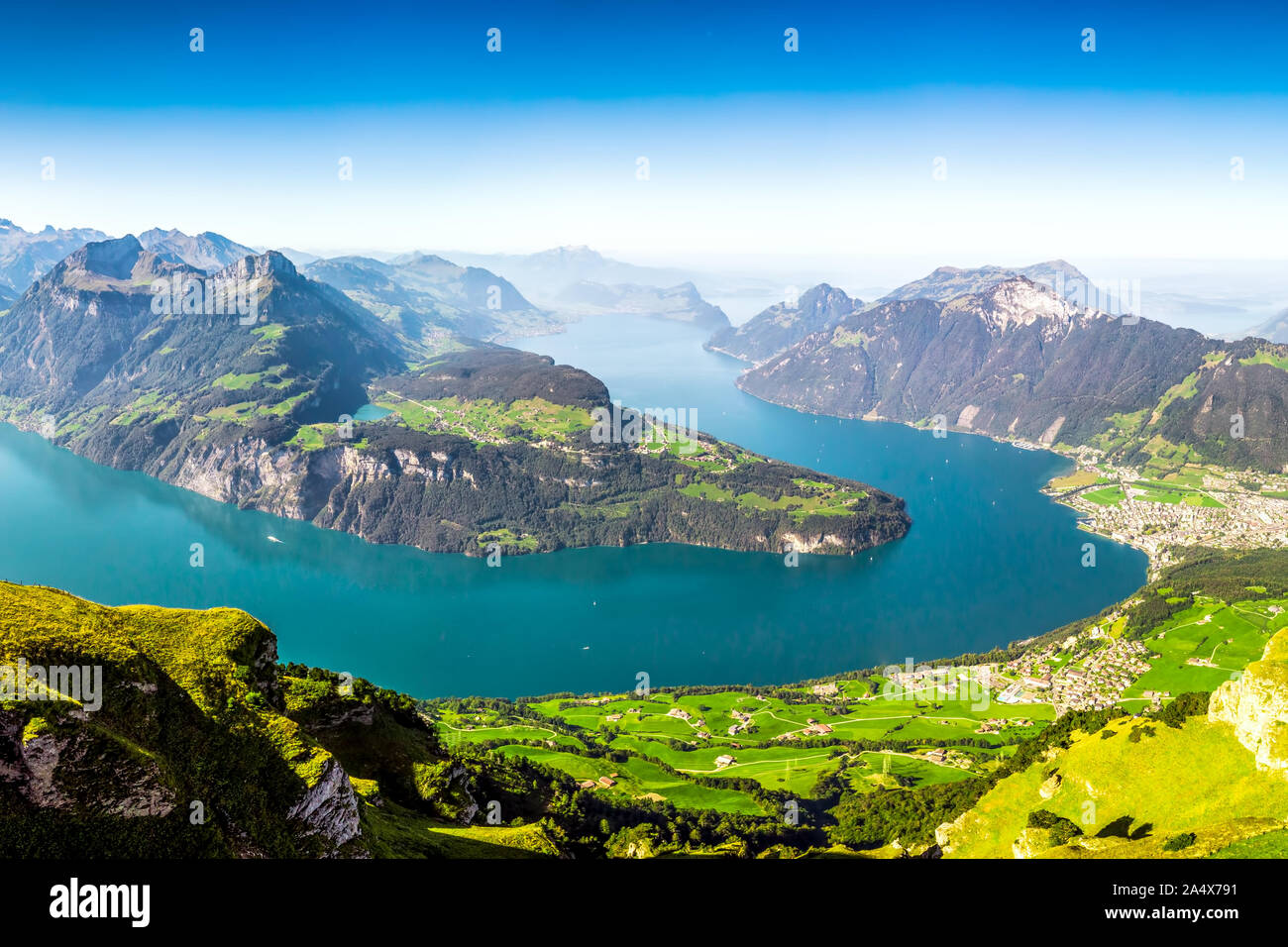 Vue fantastique sur le lac de Lucerne avec Rigi Pilatus et montagnes, ville de Zürich, Suisse, Europe Fronalpstock. Banque D'Images