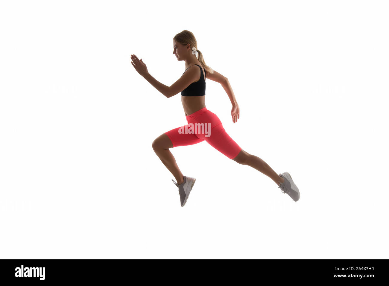 Girl runner sur fond blanc. Le mode de vie et la santé sport concept. Démarrer Exécuter. La vie est mouvement. Athlète courir atteindre de grands résultats. Comment courir plus vite. Guide de formation de vitesse. Améliorer la vitesse d'exécution. Banque D'Images