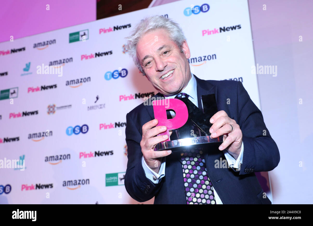 John Bercow, le président de la Chambre des communes, reçoit un prix spécial en reconnaissance de son soutien des questions LGBT + durant sa carrière politique, au Pink News Awards à Londres. Banque D'Images