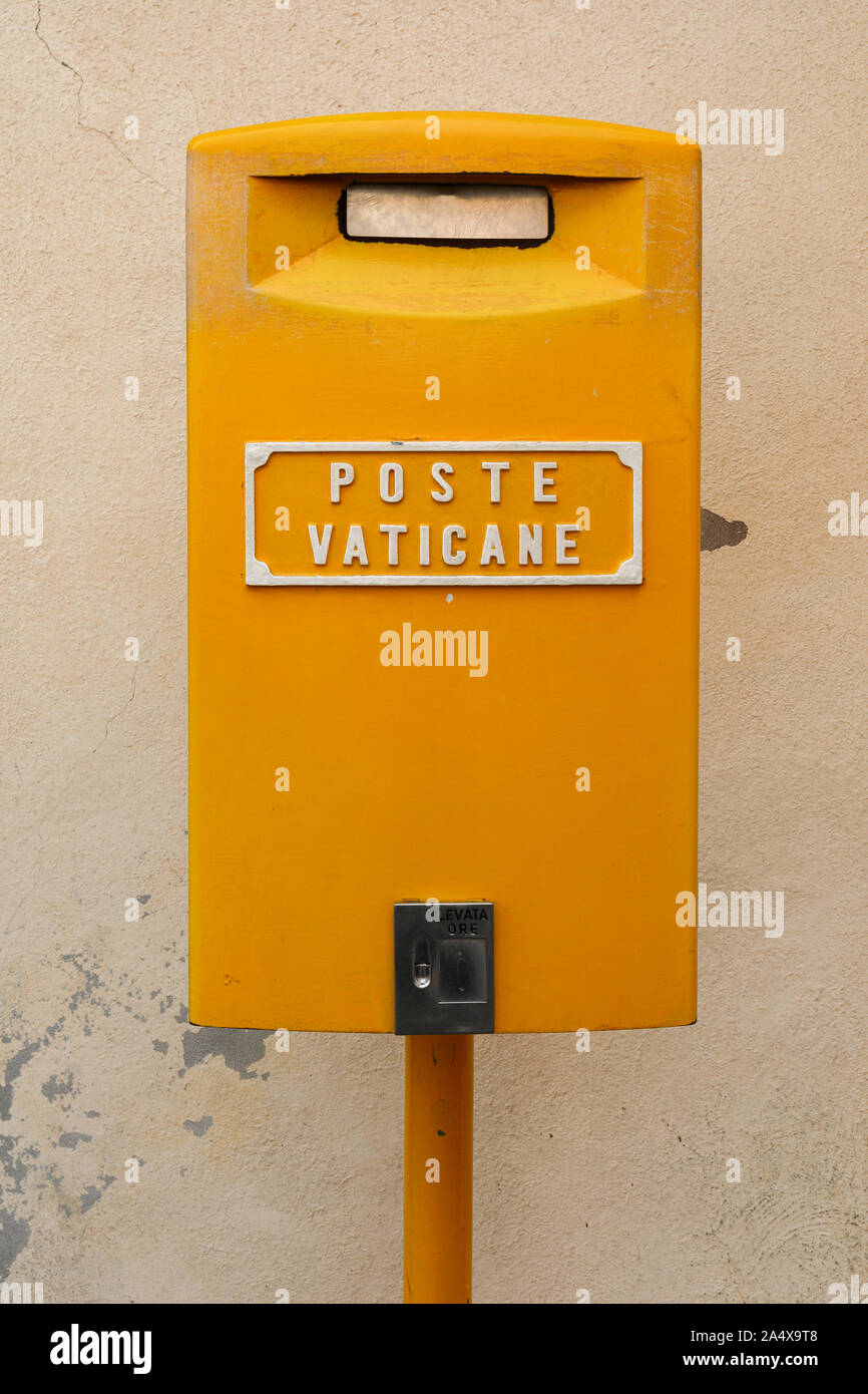 Boîte aux lettres jaune Poste Vaticane dans l'Etat de la Cité du Vatican Banque D'Images