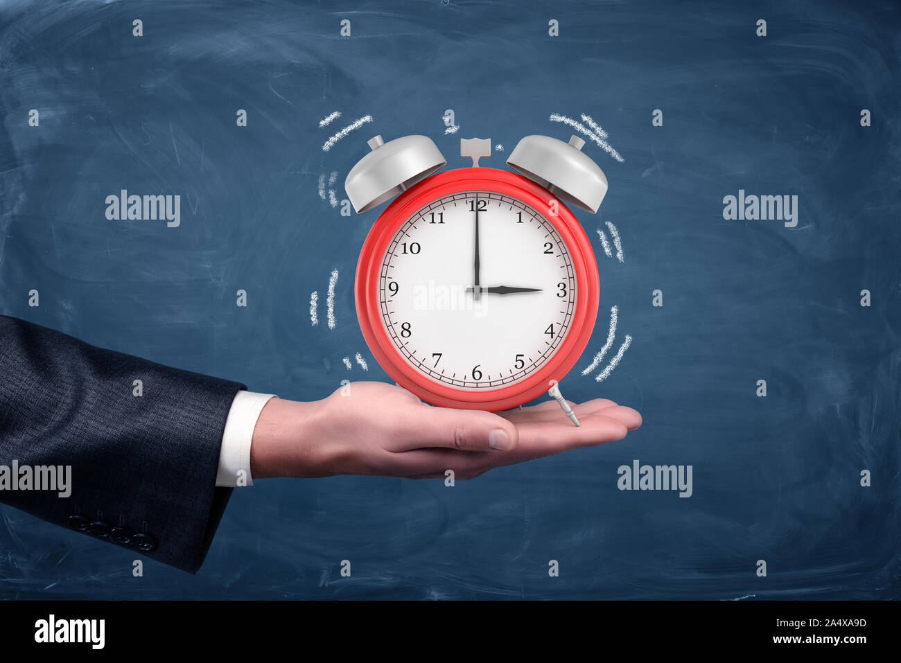 Un homme détient la main paume vers le haut un grand réveil rouge blanc avec une onde sonore des lignes sur fond bleu. Banque D'Images