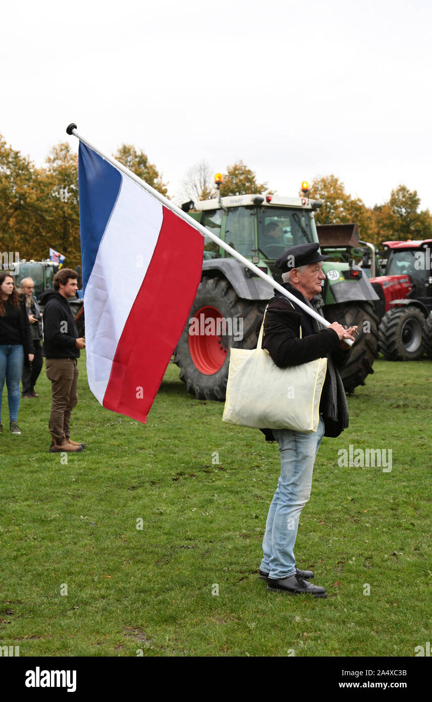 De nombreux agriculteurs protestent à La Haye contre la diminution de l'élevage et de mesures indépendantes de CO2 et d'azote Banque D'Images