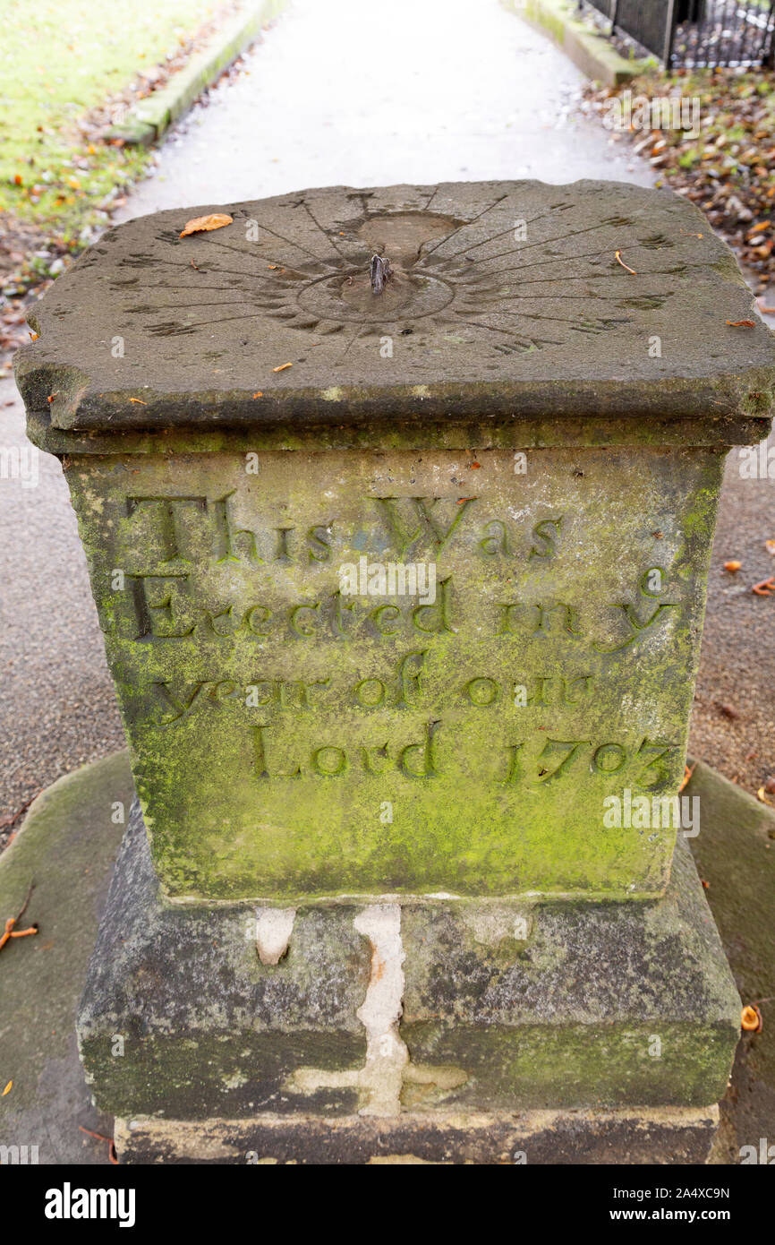 Un cadran solaire à South Shields, en Angleterre. L'inscription précise que le cadran solaire a été érigée en 1703. Banque D'Images
