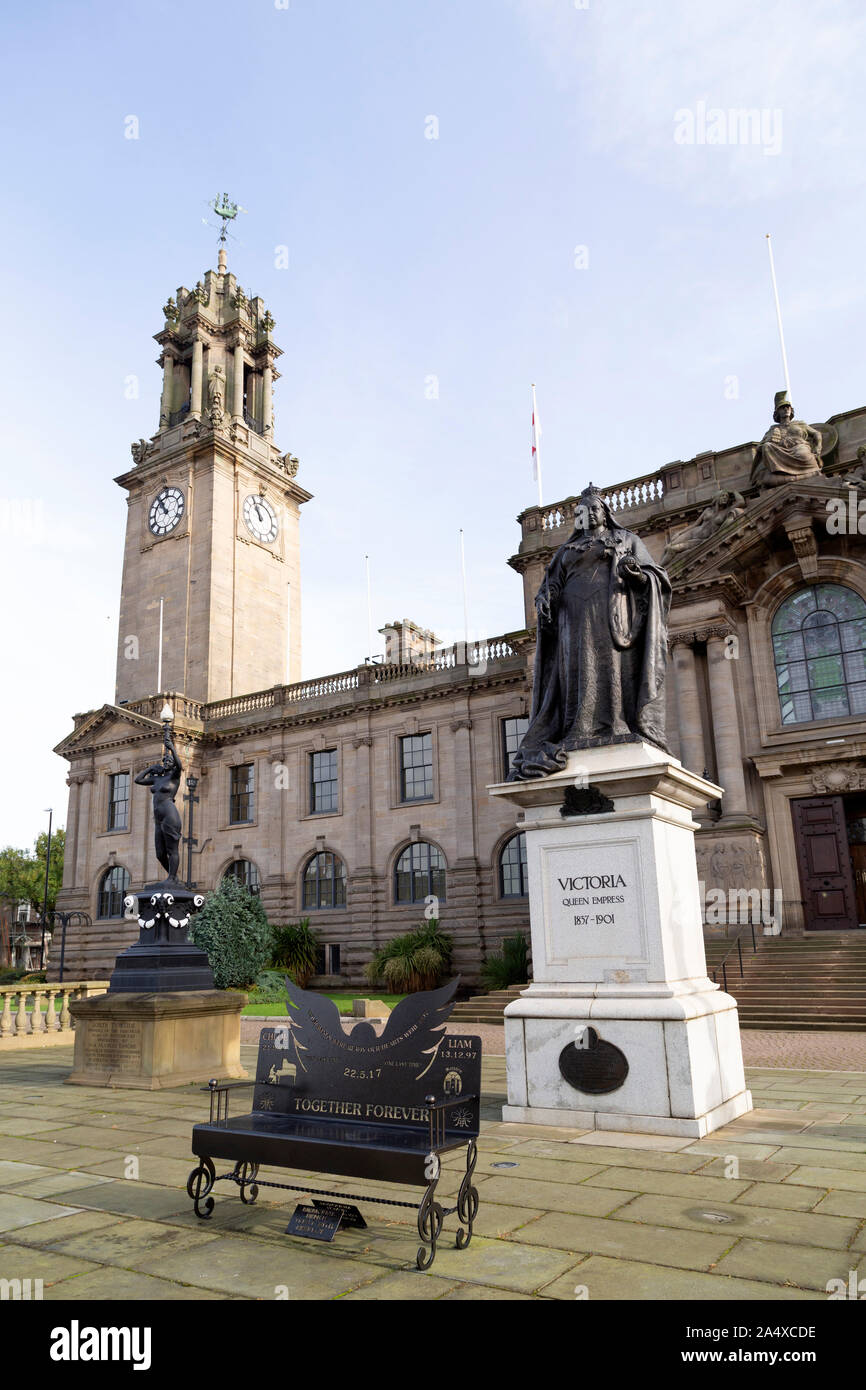 Statue de la reine Victoria à l'extérieur de l'Hôtel de Ville de South Shields, en Angleterre. Le monarque a régné de 1837 à 1901 et a donné son nom à une époque. Banque D'Images