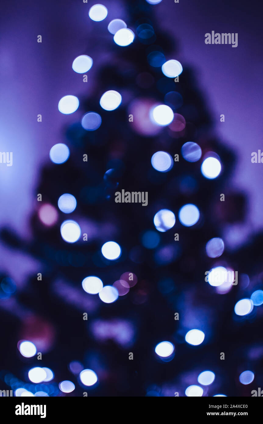 Bokeh bleu à partir d'une guirlande LED sur un arbre de Noël. Concept de l'ambiance festive et de la lumière. bokeh Copier l'espace. Banque D'Images