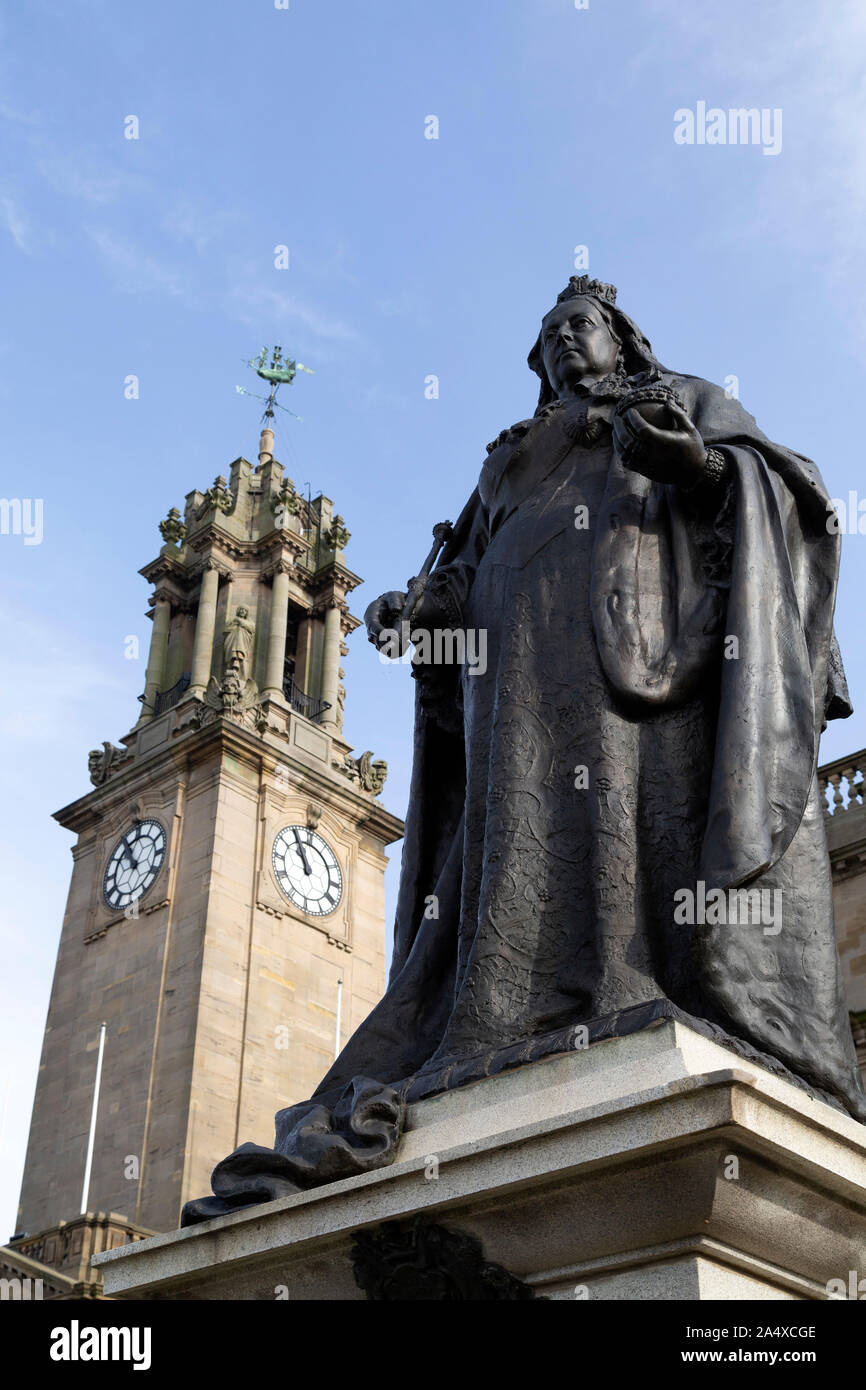 Statue de la reine Victoria à l'extérieur de l'Hôtel de Ville de South Shields, en Angleterre. Le monarque a régné de 1837 à 1901 et a donné son nom à une époque. Banque D'Images
