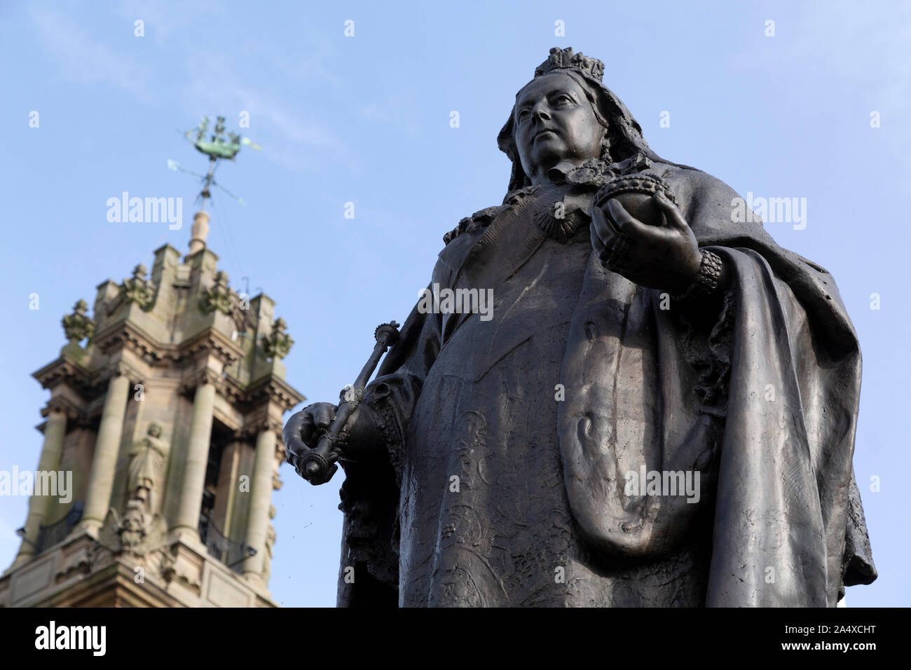 Statue de la reine Victoria à l'extérieur de l'Hôtel de Ville de South Shields, en Angleterre. Le monarque a régné de 1837 à 1901 et a donné son nom à une époque. Banque D'Images
