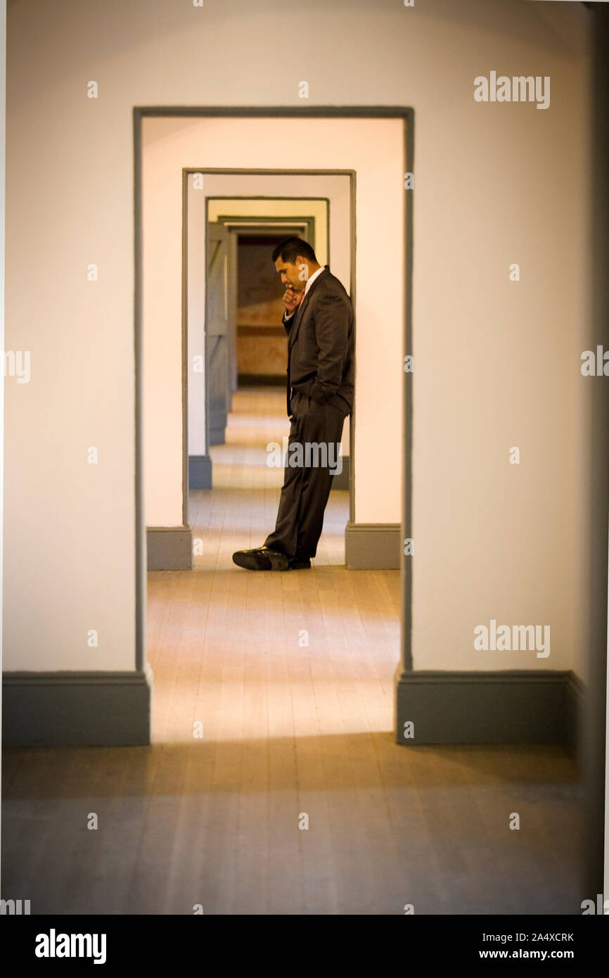 Mid-adult man standing dans un temple de portes. Banque D'Images