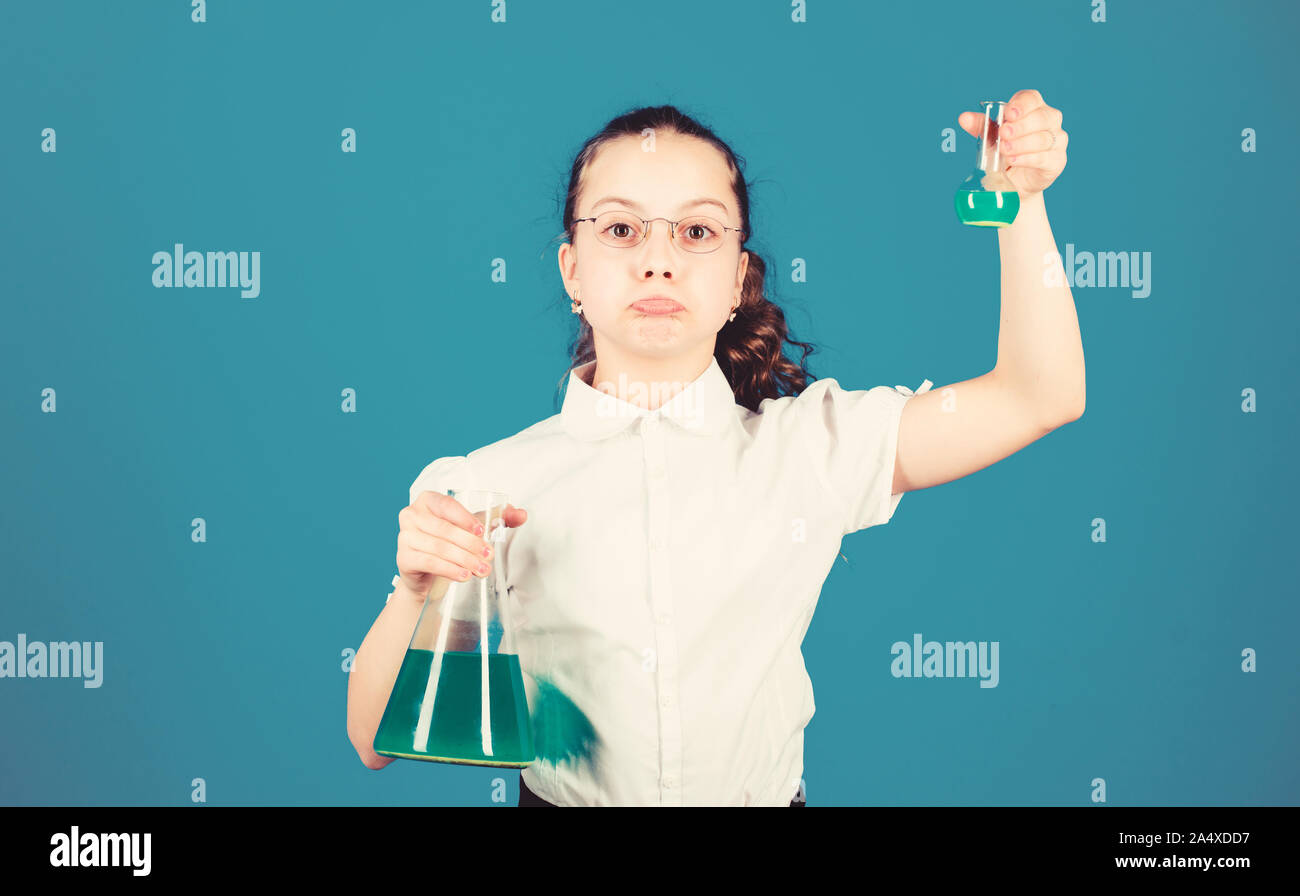 L'enfance et l'éducation. Les connaissances et l'information. Expérimenter un peu. Petit enfant de l'étude. Concept de l'éducation. Relations sérieuses in chimie. Les connaissances de base. Jour des connaissances. Écolière avec des liquides chimiques. Banque D'Images