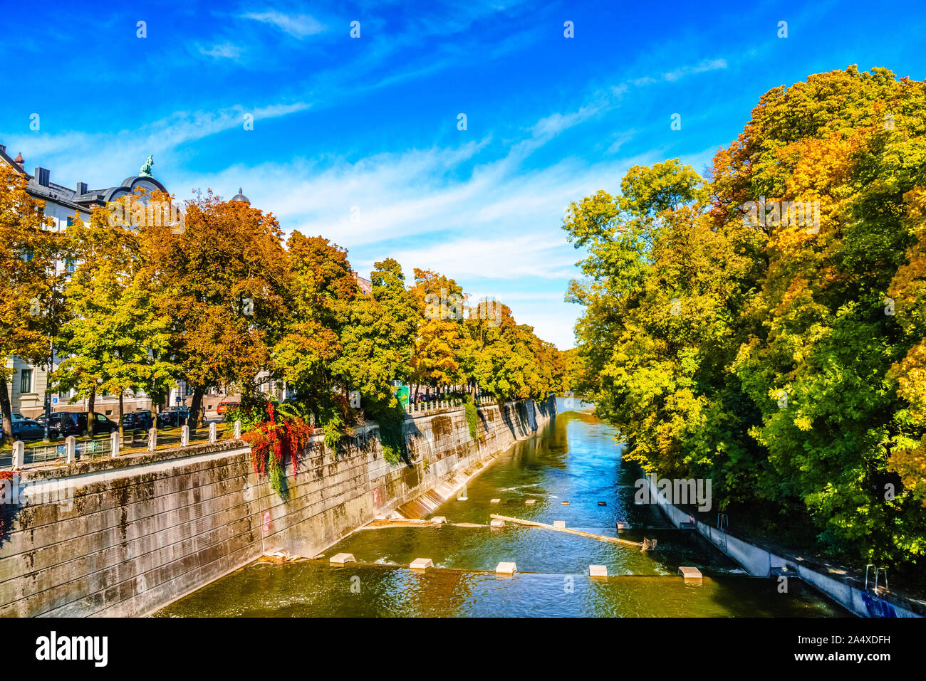 Arbres en automne coloré à l'Isar à Munich Banque D'Images