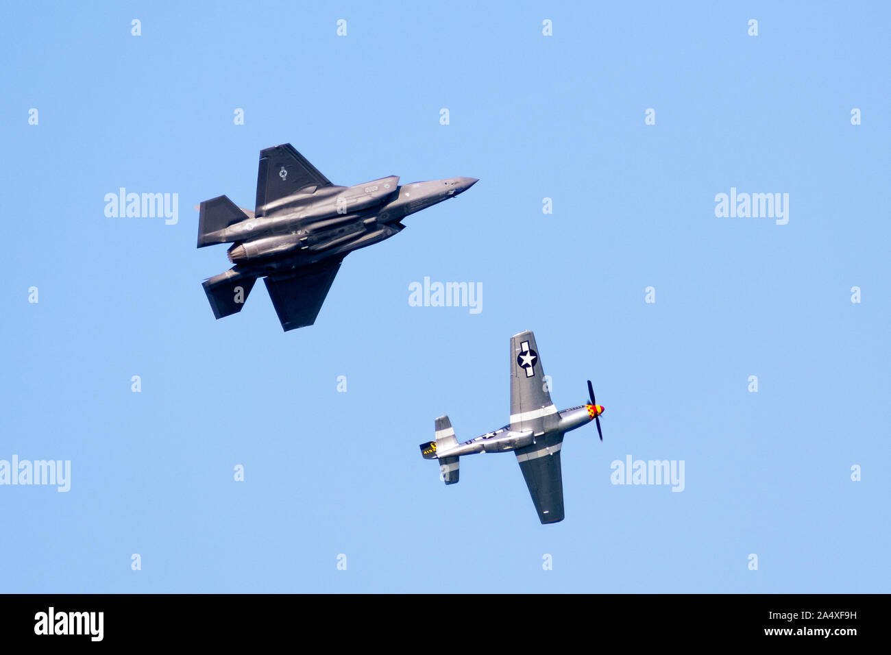 Oct 12, 2019 San Francisco / CA / USA - Close up of F-35 Fighter vol à côté de P-51D Mustang en Amérique du Nord 'Wee Willy II' pour l'historique de fli Banque D'Images