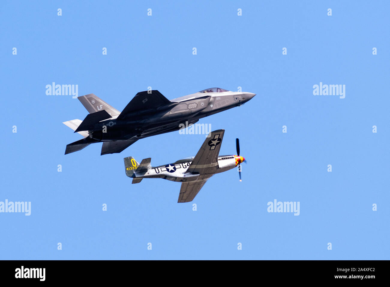 Oct 12, 2019 San Francisco / CA / USA - Close up of F-35 Fighter vol à côté de P-51D Mustang en Amérique du Nord 'Wee Willy II' pour l'historique de fli Banque D'Images