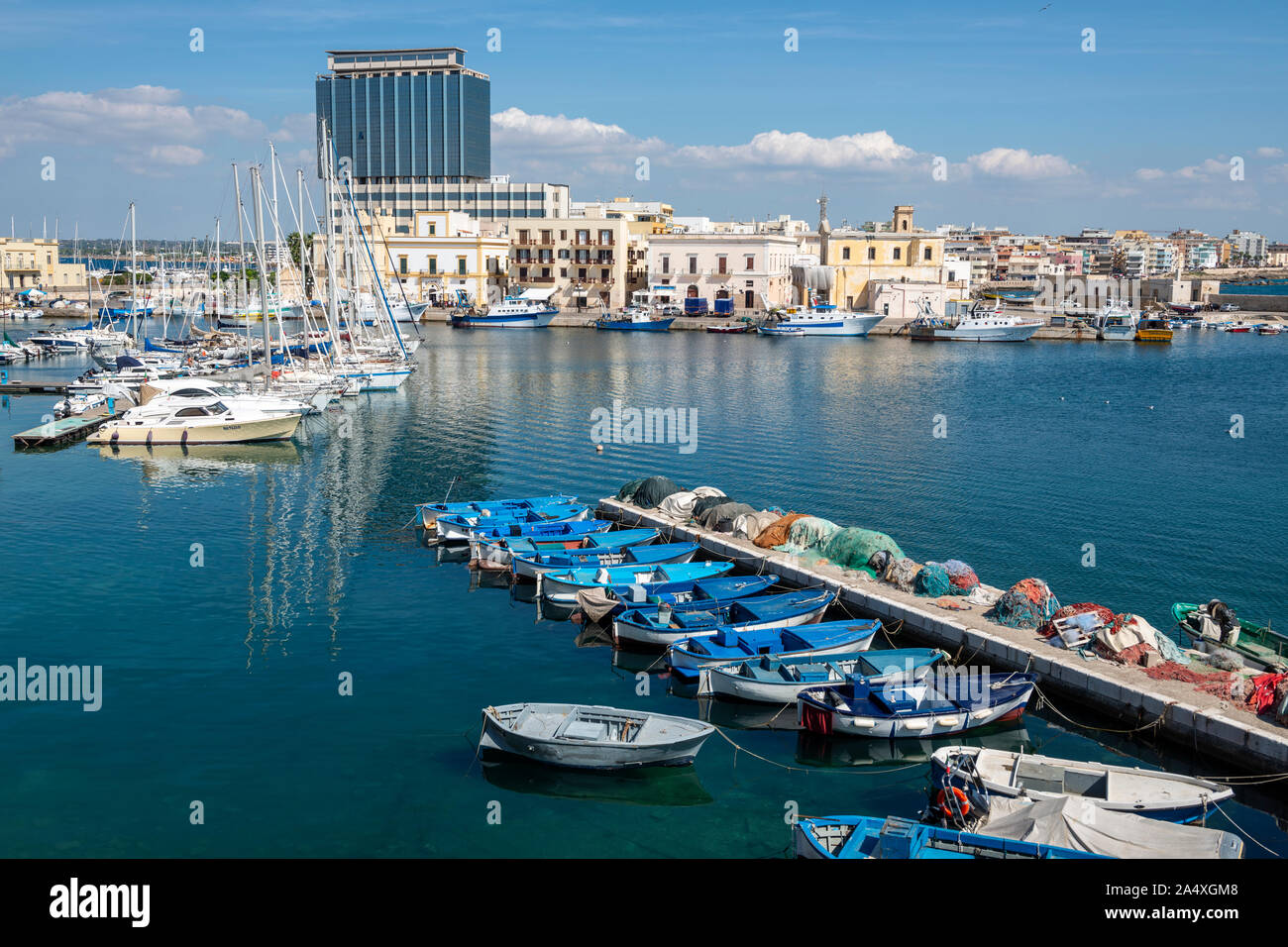 Bateaux amarrés dans le port à côté de l'ancien mur de la ville dans la vieille ville de Gallipoli, Puglia (Pouilles) dans le sud de l'Italie Banque D'Images