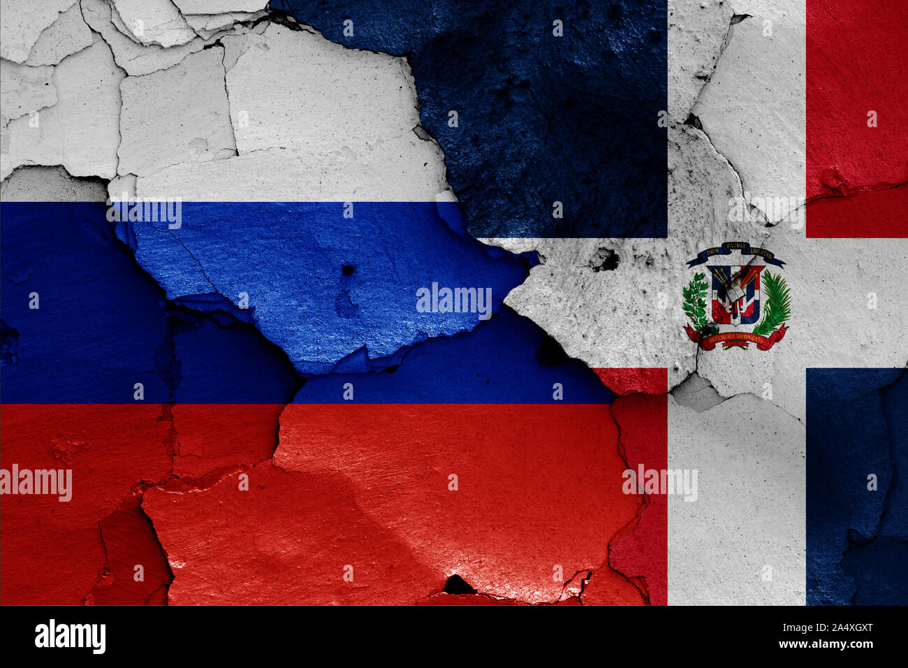 Drapeaux de la Russie et de la République dominicaine peint sur mur fissuré Banque D'Images