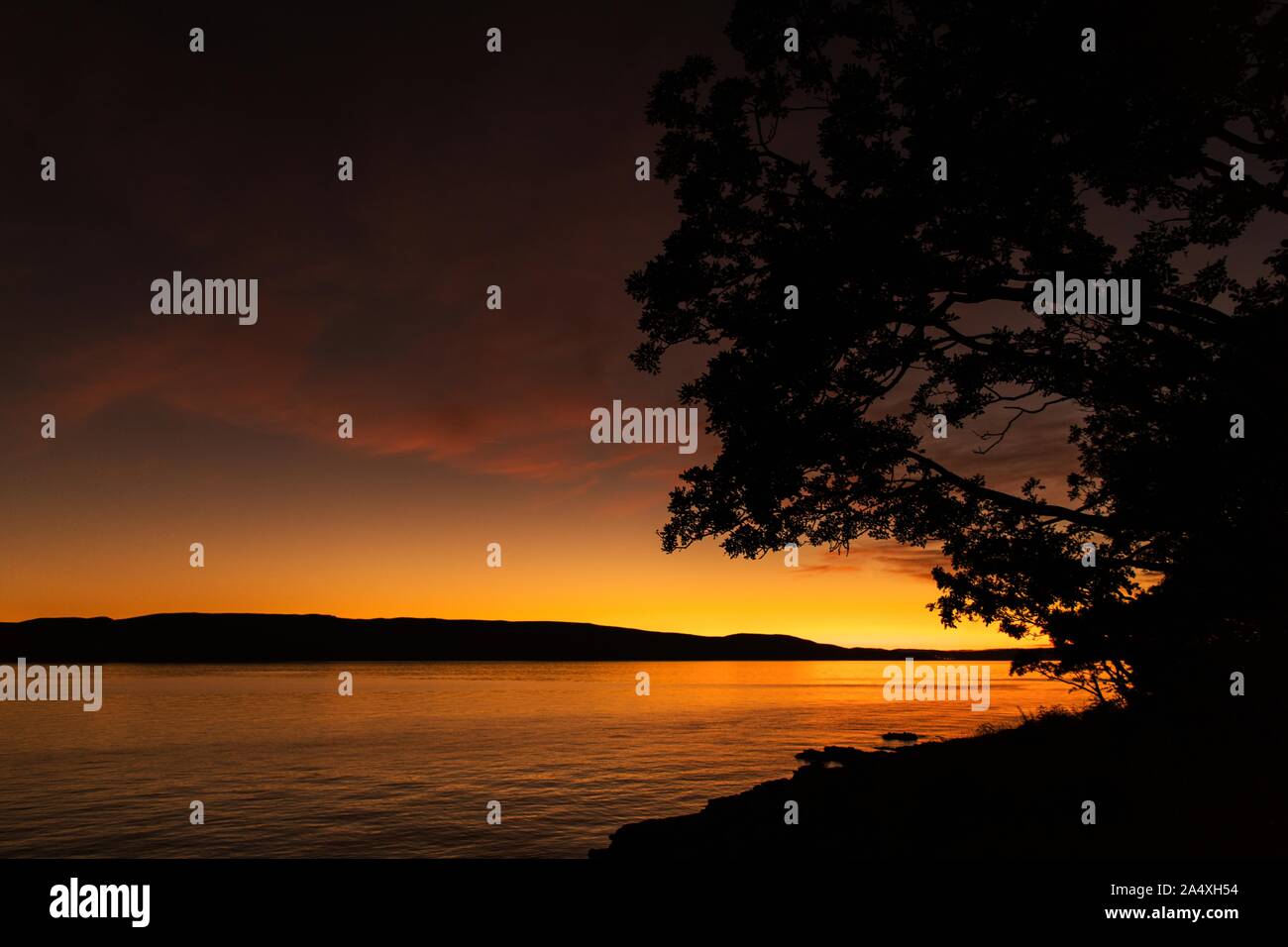 Paysage au coucher du soleil de la mer Méditerranée. Eau calme et nature de la côte. Banque D'Images