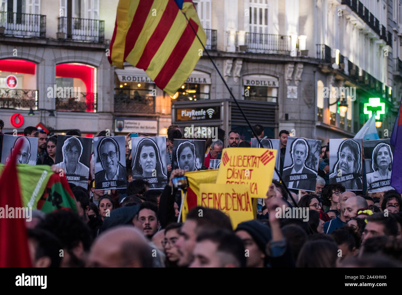 Madrid, Espagne. 16 octobre, 2019. Les gens avec les photos des dirigeants emprisonnés lors d'une manifestation catalane contre la peine de prison pour l'appelé 'separatists'. Credit : Marcos del Mazo/Alamy Live News Banque D'Images