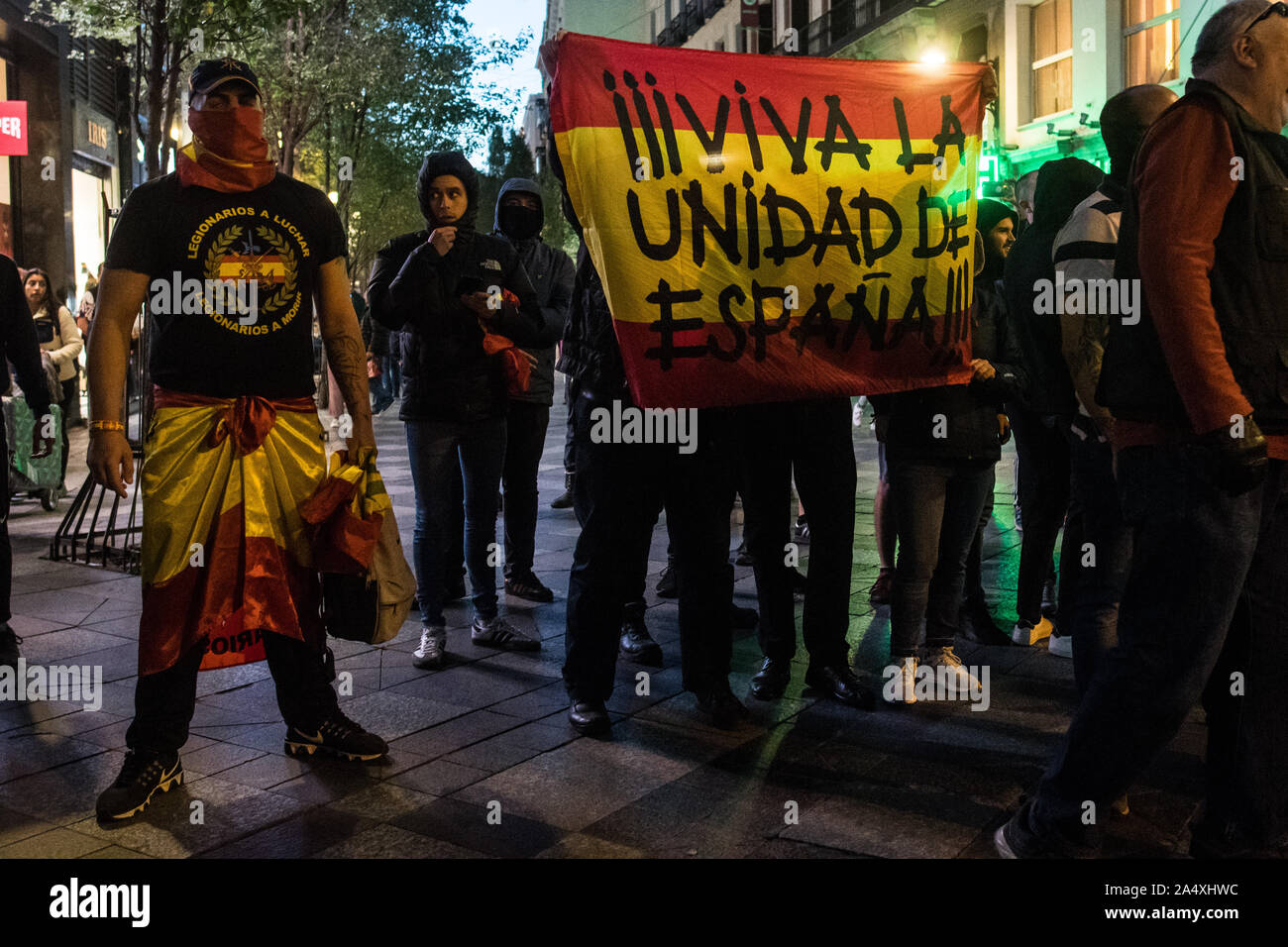 Madrid, Espagne. 16 octobre, 2019. Groupe anti-séparatiste avec drapeaux espagnols essayant de boicot une protestation contre la peine de prison pour les dirigeants séparatistes catalans. Credit : Marcos del Mazo/Alamy Live News Banque D'Images